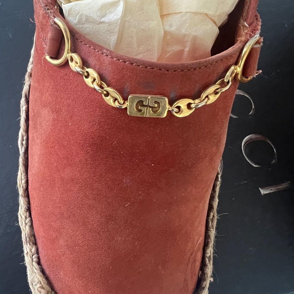 Gucci Vintage Wedge Rusty Color Suede with gold link Gucci symbol. - Picture 4 of 7